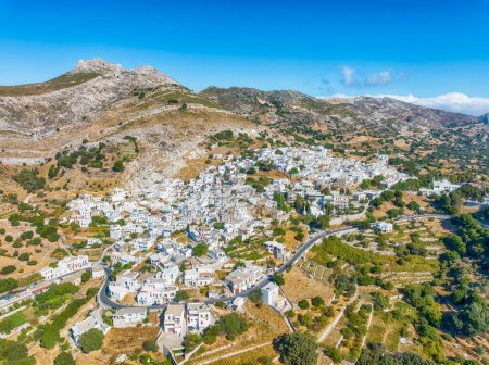 Téléchargez les photos : Paysage avec ville d'Apeiranthos, village de montagne sur l'île de Naxos en Grèce Cyclades - en image libre de droit