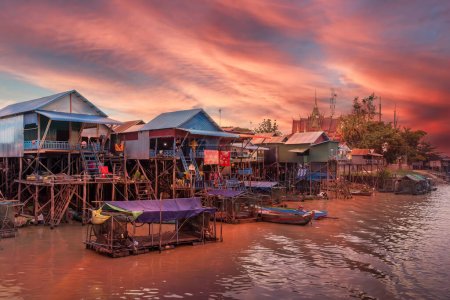 Téléchargez les photos : Paysage avec village flottant sur l'eau du lac Tonle Sap, Cambodge - en image libre de droit