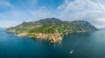 Foto de Paisaje con la ciudad de Varenna en la región del lago Como, Italia - Imagen libre de derechos