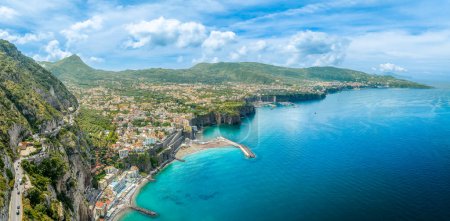 Foto de Vista aérea de la ciudad de Sorrento, costa amalfitana, Italia - Imagen libre de derechos