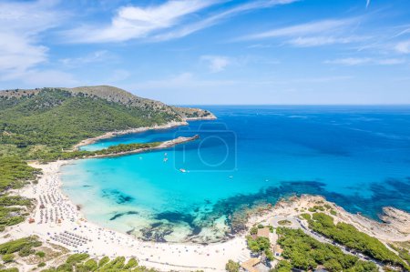 Téléchargez les photos : Vue aérienne de Cala Agulla et belle côte à Cala Ratjada, Majorque : plage immaculée, eaux cristallines, entourées par la nature, évasion méditerranéenne parfaite. - en image libre de droit