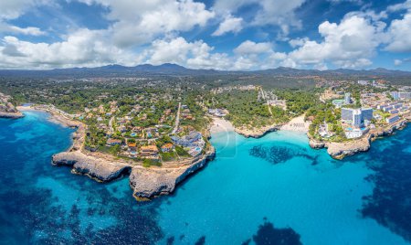 Téléchargez les photos : Vue aérienne avec Cala Domingos & Tropicana Beach, joyaux cachés de Majorque avec des eaux cristallines et des sables mous pour une escapade idéale. - en image libre de droit