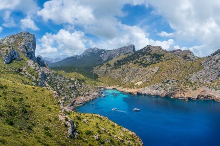 Téléchargez les photos : Découvrez la beauté sauvage du Cap de Formentor, Majorque, avec ses falaises montantes, son phare historique et les eaux tranquilles de Cala Figuera. - en image libre de droit