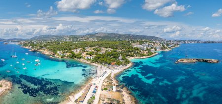 Téléchargez les photos : Vue aérienne avec Cala Xinxell et Illetes, paradis de Majorque pour le soleil, le sable et la mer, offrant des loisirs exclusifs dans un cadre pittoresque. - en image libre de droit