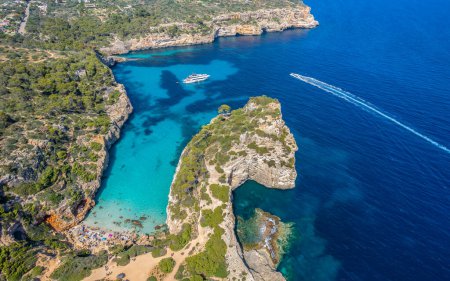 Téléchargez les photos : Vue aérienne avec Calo des Moro, un coin de paradis isolé avec de superbes falaises et des eaux cristallines, parfait pour une escapade idyllique à Majorque - en image libre de droit