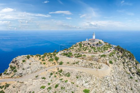 Foto de Paisaje con el imponente Faro de Formentor, encaramado en lo alto de los escarpados acantilados de Mallorca, que ofrece impresionantes vistas sobre el azul del Mediterráneo. - Imagen libre de derechos