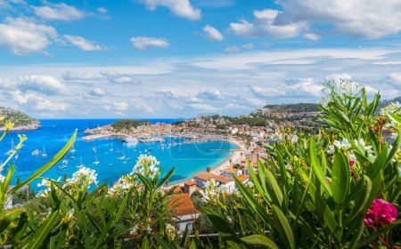 Foto de Port de Soller: una impresionante instantánea donde las montañas Tramuntana protegidas por la UNESCO se encuentran con las tranquilas aguas azules de la costa oeste de Mallorca. - Imagen libre de derechos