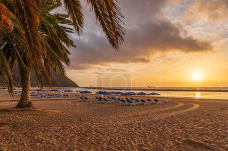 Téléchargez les photos : Explorez la plage sereine de Las Teresitas avec son sable doré du Sahara, nichée dans les montagnes d'Anaga luxuriantes de Tenerife - en image libre de droit
