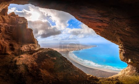Foto de Descubre la belleza de Cueva De Los Suecos en Haria, Lanzarote, donde majestuosos acantilados enmarcan el sereno Atlántico, una perfecta fusión de geología y arte. - Imagen libre de derechos