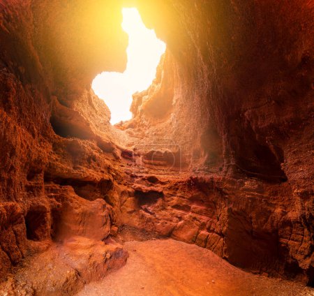 Foto de Descubre la escondida Cueva de Montana Cabrera en Lanzarote, una maravilla volcánica que ofrece una perspectiva subterránea única y un paraíso para los fotógrafos. - Imagen libre de derechos