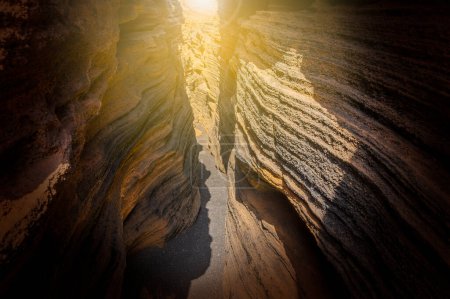 Téléchargez les photos : Entrez dans le fascinant canyon Las Grietas de Lanzarote, une merveille géologique encadrée par la majesté volcanique de l'île, idéale pour les explorateurs et les photographes. - en image libre de droit