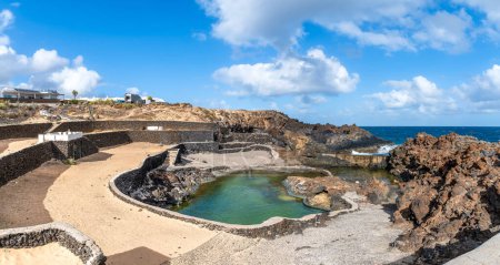 Téléchargez les photos : Découvrez le Charco del Palo, piscines côtières uniques au milieu des paysages volcaniques saisissants de Lanzarote, une évasion sereine pour les amoureux de la nature - en image libre de droit