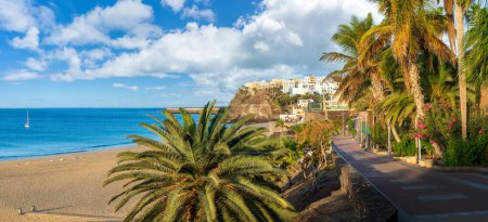 Foto de Pasee por el paseo marítimo de Morro Jable en Fuerteventura, con aguas azules y costas arenosas que ofrecen una tranquila escapada a las Islas Canarias - Imagen libre de derechos