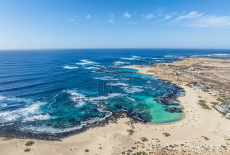 Foto de Playa de El Cotillo, Fuerteventura: Un impresionante escaparate aéreo de lagunas turquesas y costas escarpadas, perfecto para aquellos que buscan un refugio costero natural - Imagen libre de derechos