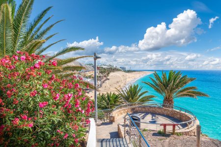 Téléchargez les photos : Paysage avec Morro Jable à Fuerteventura, avec des eaux azur et des rivages sablonneux offrant une évasion tranquille des îles Canaries. - en image libre de droit