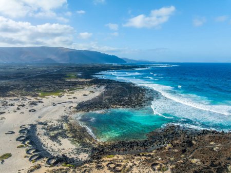 Téléchargez les photos : Paysage avec eau de mer turquoise sur Caleta del Mojon Blanco à Lanzarote, Îles Canaries, Espagne - en image libre de droit