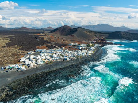 Téléchargez les photos : El Golfo : Un village pittoresque embrassant l'Atlantique sauvage, face au paysage volcanique spectaculaire de Lanzarote, une scène frappante pour tout spectateur. - en image libre de droit