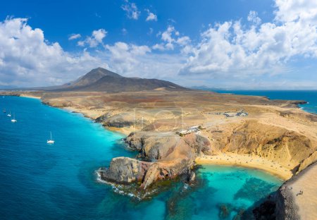 Téléchargez les photos : Papagayo Beach, Lanzarote : Une superbe plage de sable doré, d'eaux turquoise et de criques isolées. - en image libre de droit