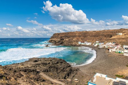 Téléchargez les photos : Explorez le charme isolé de Los Molinos, Fuerteventura, où les falaises escarpées et les vagues azur créent un havre de paix côtier intact. - en image libre de droit