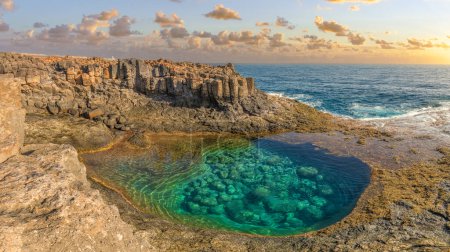 Foto de Descubre las piscinas naturales de Caleta de Fuste, Fuerteventura: un oasis de calma con aguas cristalinas, enmarcado por acantilados volcánicos y paisajes idílicos. - Imagen libre de derechos