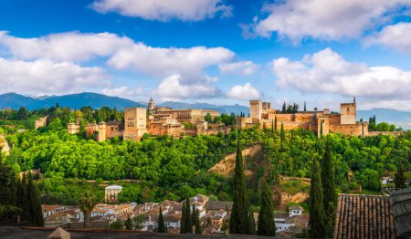 Entdecken Sie die Pracht des Alhambra-Palastes, einem Höhepunkt maurischer Kunst in Granada, Spanien, mit atemberaubenden Gärten und Panoramablick, perfekt für Geschichts- und Architekturliebhaber. 