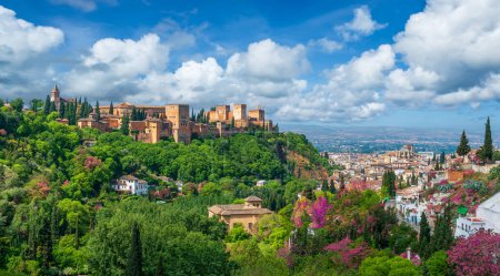 Entdecken Sie die Pracht des Alhambra-Palastes, einem Höhepunkt maurischer Kunst in Granada, Spanien, mit atemberaubenden Gärten und Panoramablick, perfekt für Geschichts- und Architekturliebhaber.