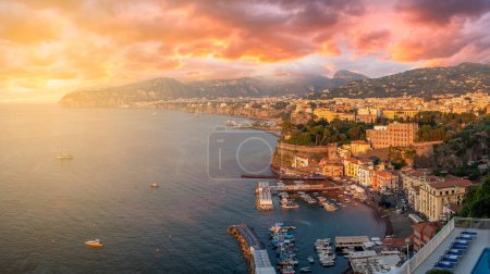 Téléchargez les photos : Paysage avec Sorrente au coucher du soleil, côte amalfitaine, Italie - en image libre de droit