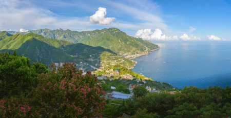 Téléchargez les photos : Ravello vue enchanteresse offre une retraite tranquille au-dessus de la côte amalfitaine, avec une végétation luxuriante encadrant le bleu profond de la Méditerranée. - en image libre de droit