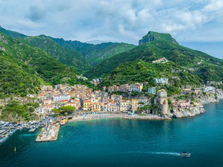 Téléchargez les photos : Paysage avec la ville de Cetara, côte amalfitaine, Italie - en image libre de droit