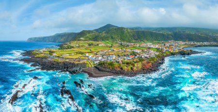 Téléchargez les photos : Explorez Mosteiros, le joyau de Sao Miguel, avec son paysage volcanique spectaculaire à la rencontre du puissant Atlantique, un véritable trésor des Açores. - en image libre de droit