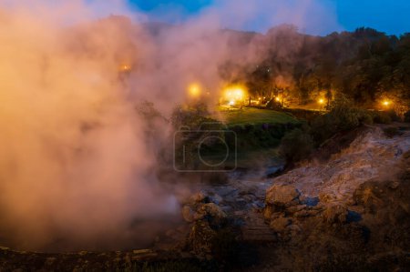 Téléchargez les photos : Caldeiras das Furnas avec sources thermales chaudes, île de Sao Miguel, Açores, Portugal. - en image libre de droit