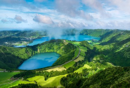Téléchargez les photos : Sete Cidades lacs doubles à Sao Miguel, mettant en valeur les paysages volcaniques des Açores et la beauté naturelle luxuriante - en image libre de droit