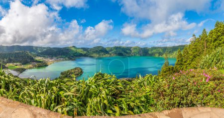Téléchargez les photos : Lagoa das Sete Cidades à Sao Miguel, mettant en valeur les paysages volcaniques des Açores et la beauté naturelle luxuriante - en image libre de droit