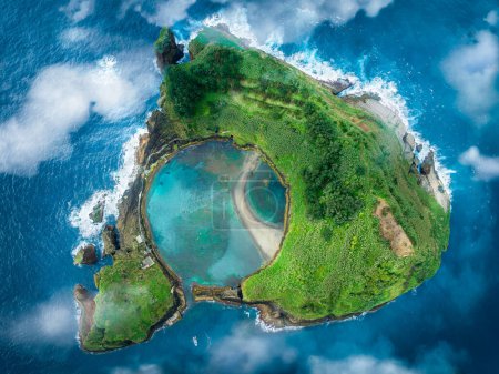 Entdecken Sie die Ilheu de Vila Franca do Campo, eine faszinierende Vulkaninsel und Naturschutzgebiet vor Sao Miguel, ein symbolträchtiges Juwel der Azoren.