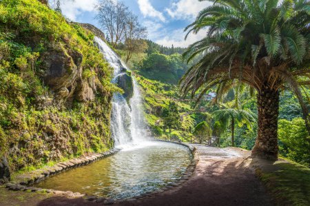 Téléchargez les photos : Découvrez le parc enchanteur de Ribeira dos Caldeiroes à Sao Miguel, un havre de paix des Açores aux paysages luxuriants et aux cascades. - en image libre de droit