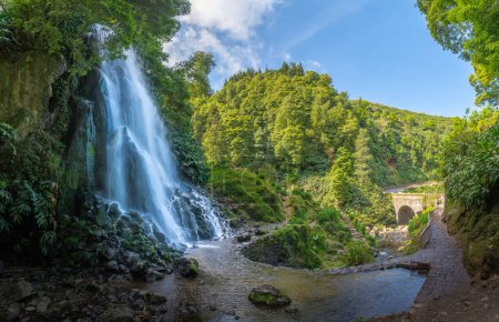 Foto de Descubra el encantador parque Ribeira dos Caldeiroes en Sao Miguel, un remanso sereno de Azores con exuberantes paisajes y cascadas. - Imagen libre de derechos
