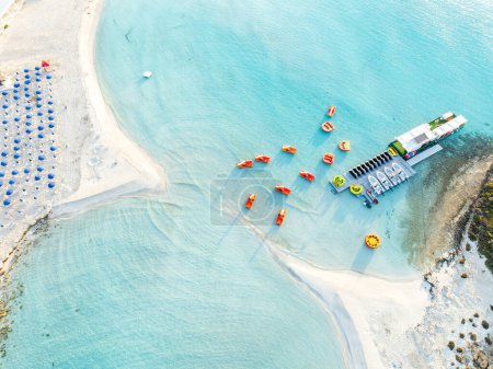 Foto de Descubra la prístina playa Nissi en Chipre, un paraíso con arenas blancas y aguas turquesas, perfecto para la relajación, los deportes acuáticos y las vacaciones en familia. - Imagen libre de derechos