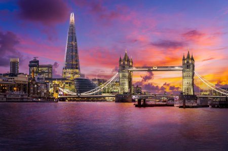 Foto de Discover the breathtaking London skyline featuring The Shard, Tower Bridge and River Thames - Imagen libre de derechos