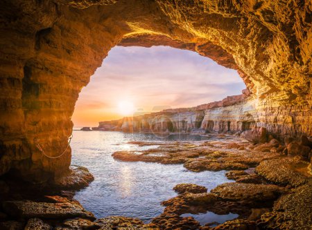 Foto de Impresionante vista al atardecer de las cuevas marinas de Ayia Napa en Chipre, mostrando un sereno paisaje mediterráneo. - Imagen libre de derechos