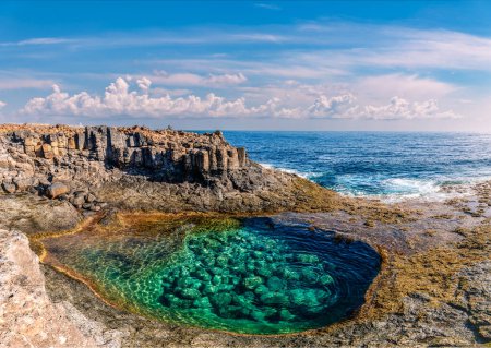 Discover the natural pools at Caleta de Fuste, Fuerteventura: an oasis of calm with crystal-clear waters, framed by volcanic cliffs and idyllic landscapes.
