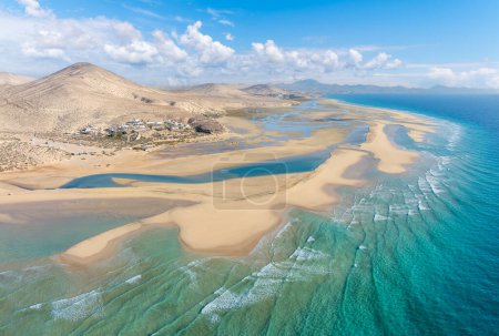 Téléchargez les photos : Playa de Sotavento, Fuerteventura : une vue aérienne à couper le souffle sur des lagunes cristallines et des dunes de sable balayantes sur cette plage emblématique des Canaries. - en image libre de droit