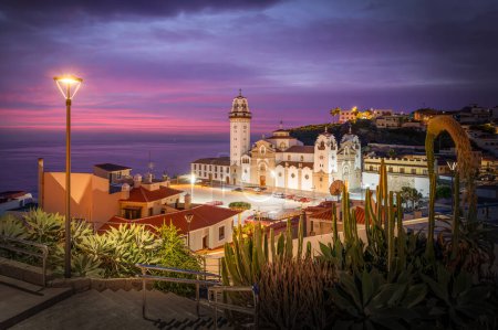 Entdecken Sie die bezaubernde Küstenstadt Candelaria, Teneriffa, mit ihrer historischen Architektur, den lebhaften Sonnenuntergängen und dem atemberaubenden Meerblick, perfekt für Reisefotos.