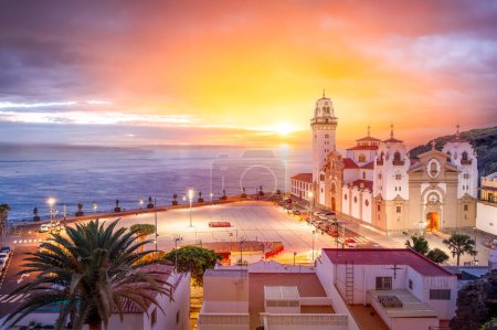Entdecken Sie die bezaubernde Küstenstadt Candelaria, Teneriffa, mit ihrer historischen Architektur, dem pulsierenden Sonnenaufgang und dem atemberaubenden Meerblick, perfekt für Reisefotos.