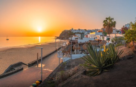 Sonnenuntergang in Morro Jable, Fuerteventura, wo goldener Sand auf ruhiges atlantisches Wasser trifft