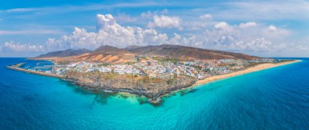 Paisaje con Morro Jable en Fuerteventura, con aguas azules y costas arenosas que ofrecen una tranquila escapada a Canarias.