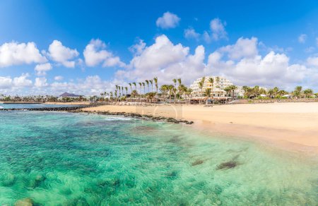 Playa de las Cucharas, Costa Teguise, Lanzarote: Ein perfekter Familienstrand mit goldenem Sand, türkisfarbenem Wasser und einer Vielzahl an Wassersportarten.
