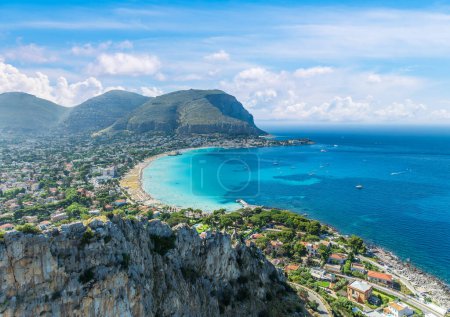 Atemberaubende Schönheit des Mondello-Strandes in Palermo, Sizilien, mit seinem türkisfarbenen Wasser, Sandstränden und malerischen Landschaften.