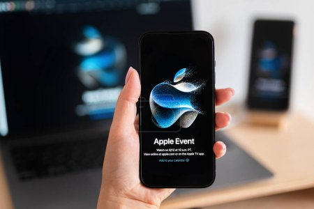Foto de Bratislava, Eslovaquia, 30 de agosto de 2023: The screensaver of Apples nueva presentación el 12 de septiembre de 2023. Presentación del nuevo 15º iPhone. La chica tiene un iPhone 14 Pro en la mano. - Imagen libre de derechos