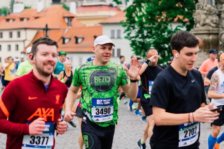 Téléchargez les photos : Prague, Tchéquie - 7 mai 2023 - Coureurs de Prague Demi-marathon dans les rues de la ville. - en image libre de droit
