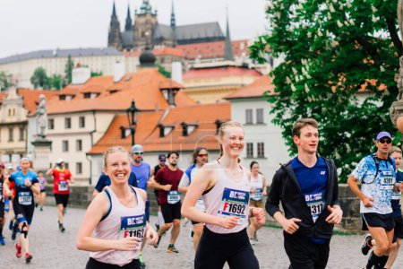 Téléchargez les photos : Prague, Tchéquie - 7 mai 2023 - Coureurs de Prague Demi-marathon dans les rues de la ville. - en image libre de droit